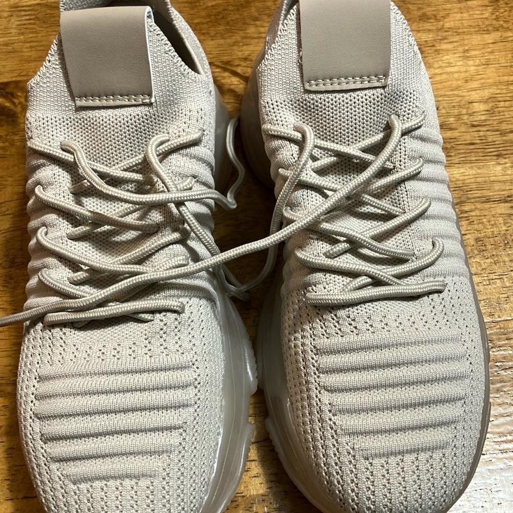 Gray Knit Sneakers with Cushioned Sole and Modern Design